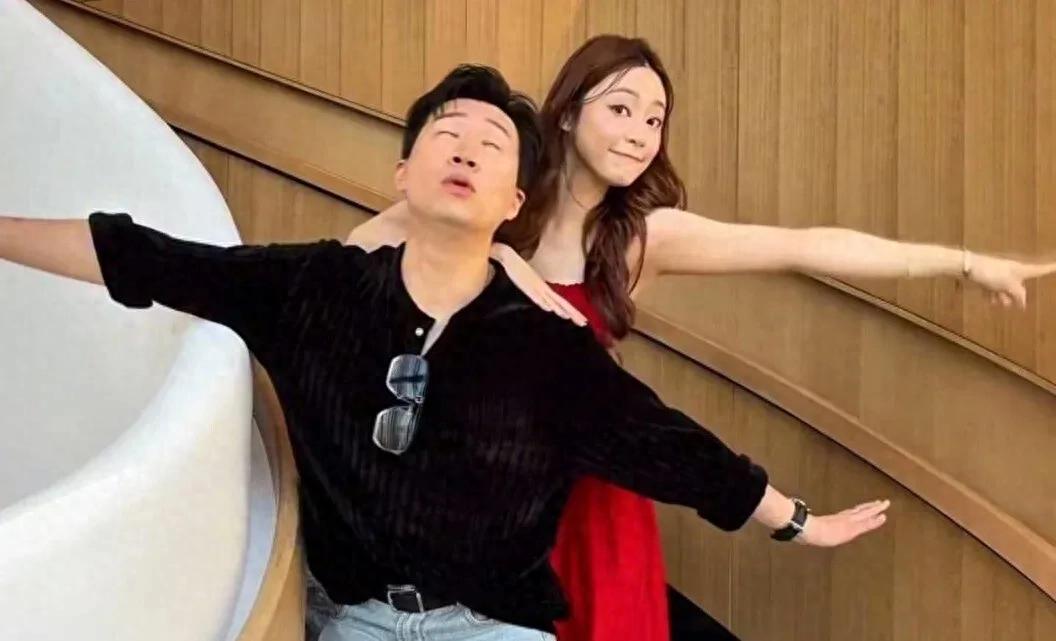 TVB人气情侣幸福晒恩爱，摆造型拍照获网友大赞可爱又甜蜜