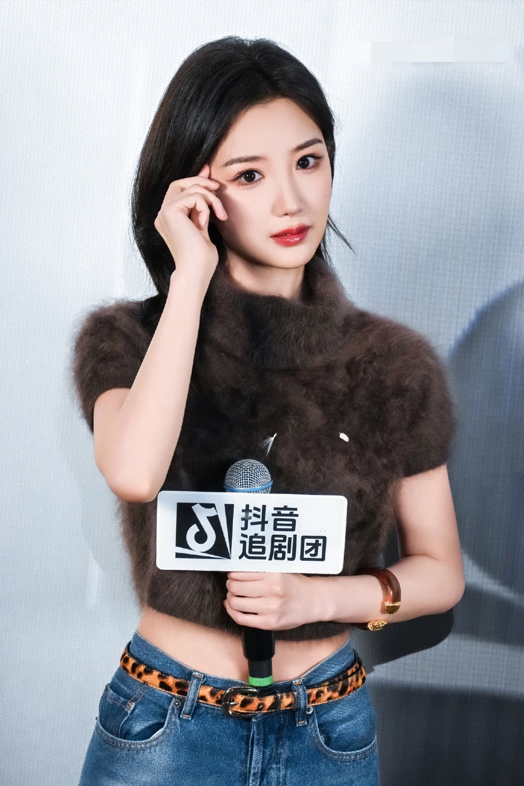 毛晓彤《余生有涯》剧宣太会穿，露腰上衣搭豹纹皮带，又甜又酷