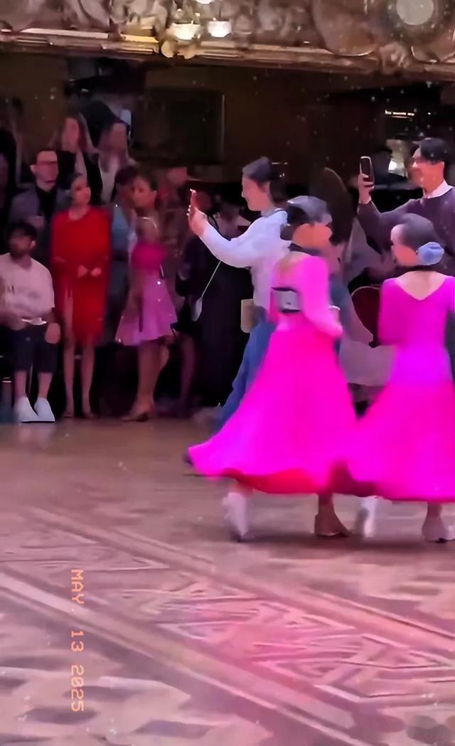 孙俪女儿夺冠遭强吻？邓超缺席引争议！放养式教育藏惊天代价？