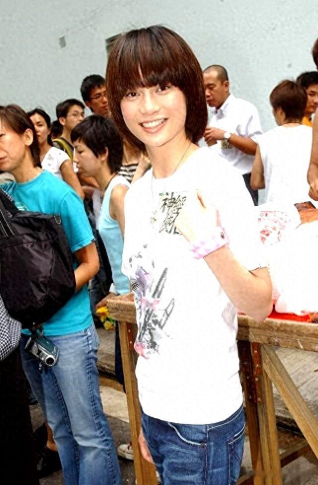 善恶终有报,移居英国却遭警察半夜抄家,这位过气歌手终成\笑话\