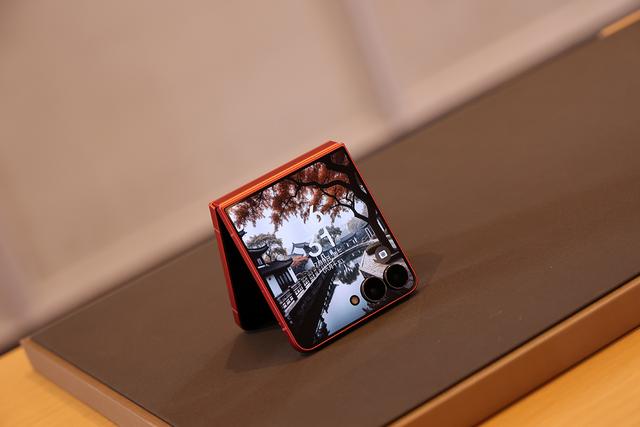 三星Galaxy Z Flip7图赏 外屏极窄边框 全面大视野