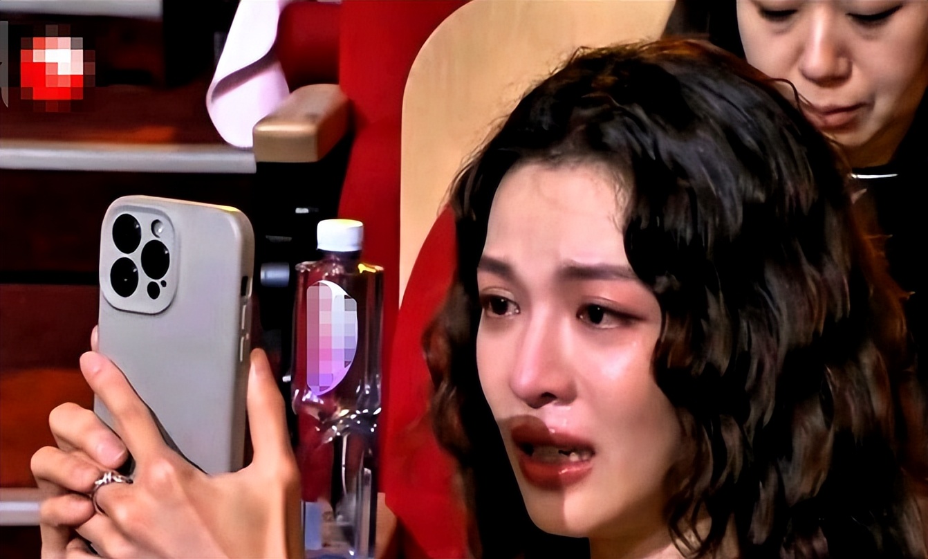 宋佳夺金鸡奖“影后”的瞬间，女演员间的微表情展现出一张人情网