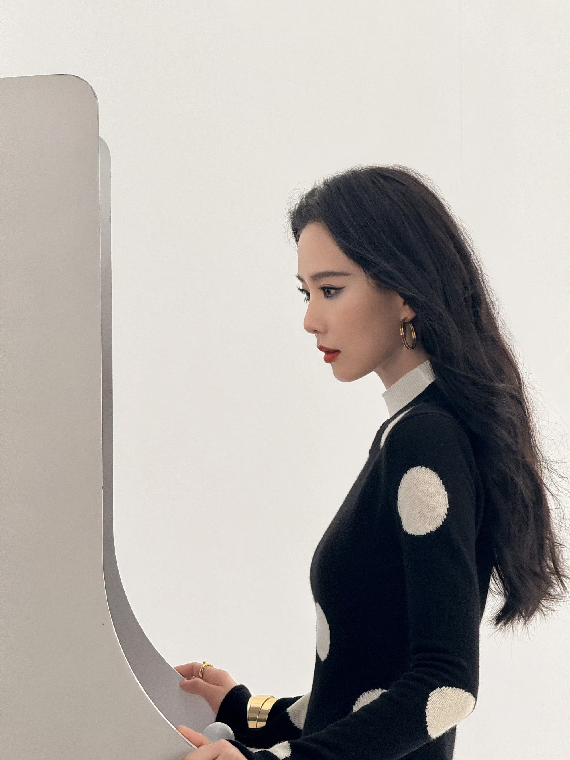 刘诗诗,一抹靛蓝勾勒动人双眸,用色彩为气场增色