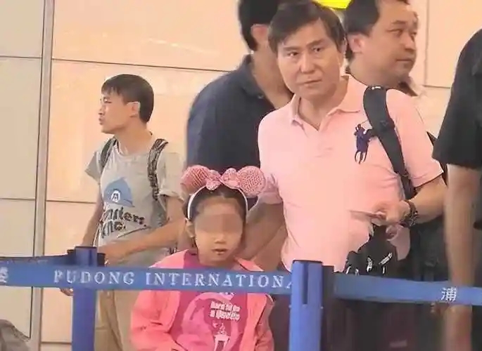 42岁韩雪和60岁老公现身马尔代夫，万山秃顶发福，同框像父女