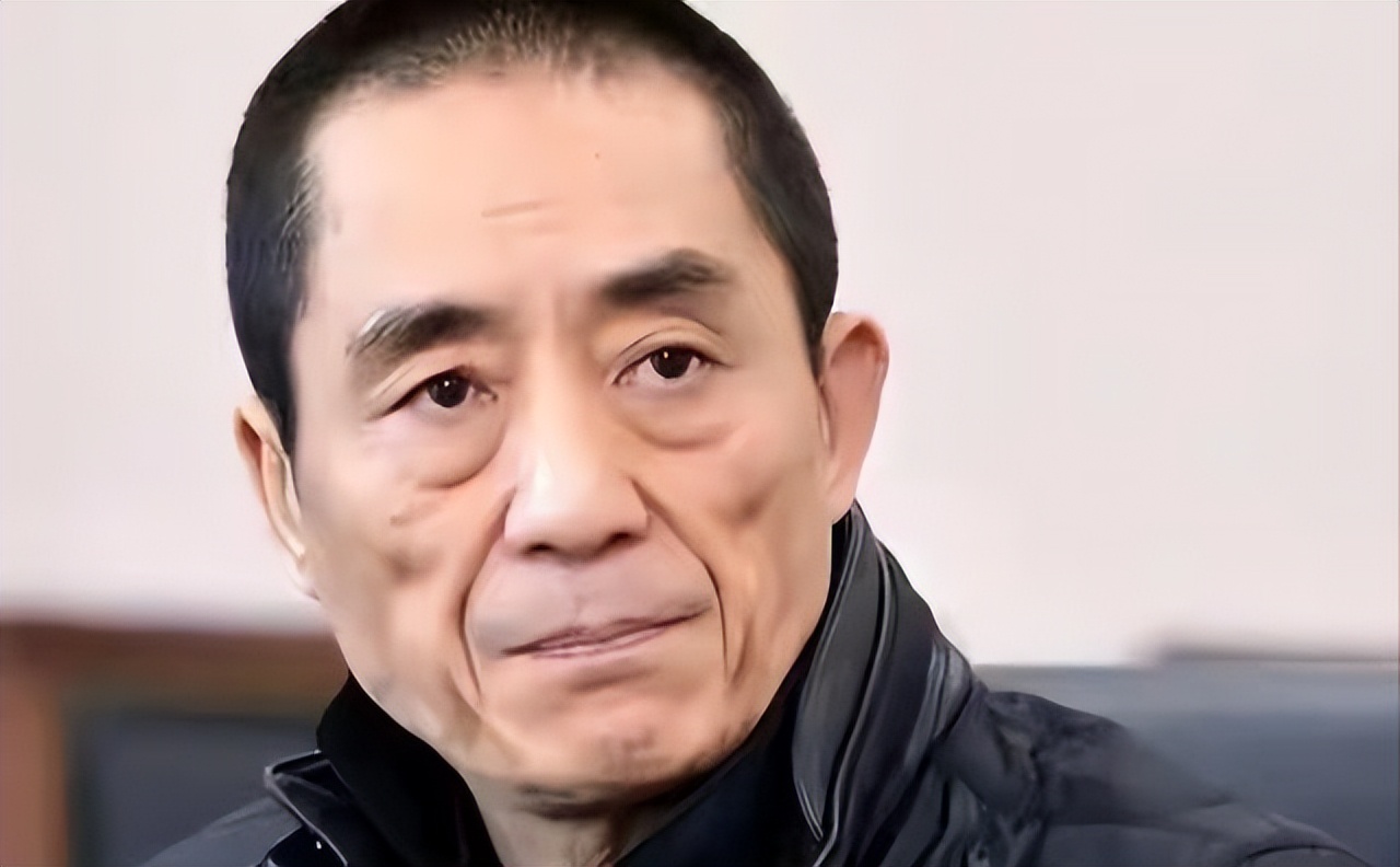 恩爱27年难敌岁月残酷！75岁张艺谋瘦弱如柴，44岁陈婷仍娇美如花
