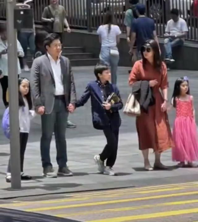 偶遇郭晶晶霍启刚一家五口,手牵手等绿灯,8岁霍中妍打扮好漂亮