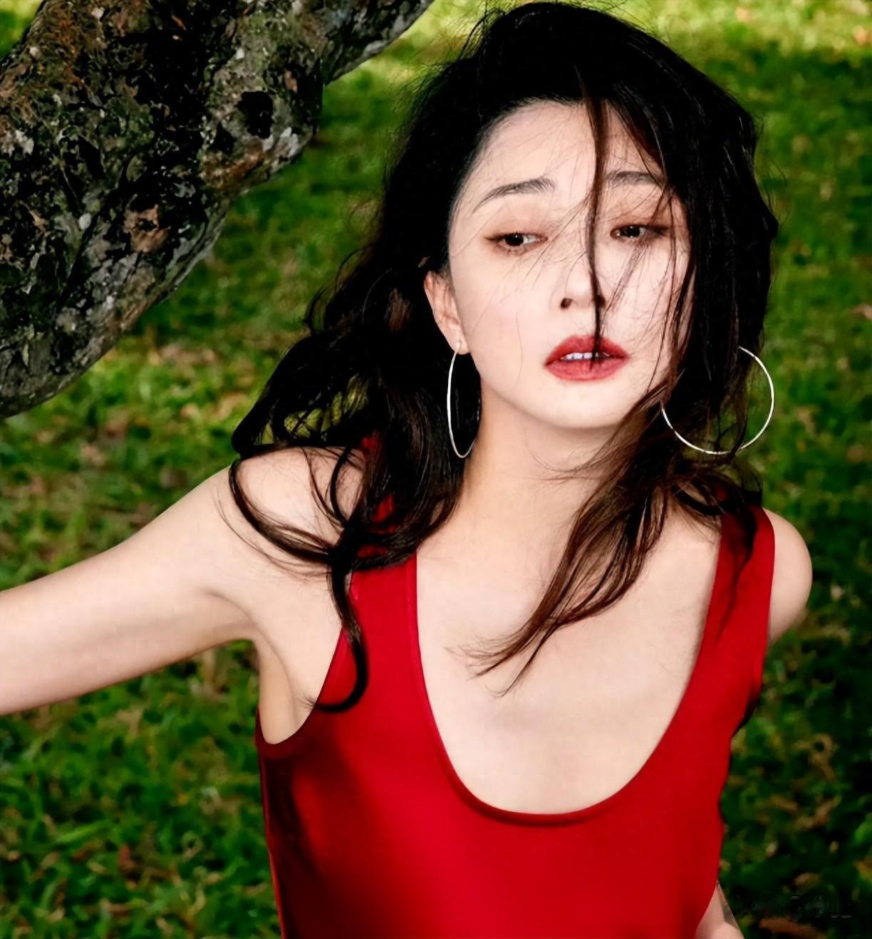 45岁殷桃带妈妈吃火锅,素人男友罕露面,矮又胖小心翼翼搀扶老人