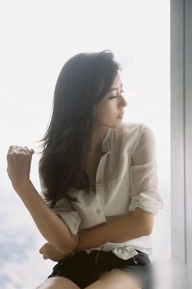 高圆圆：也拍浴缸照，还换了三种颜色的高跟鞋，却有不一样的感觉