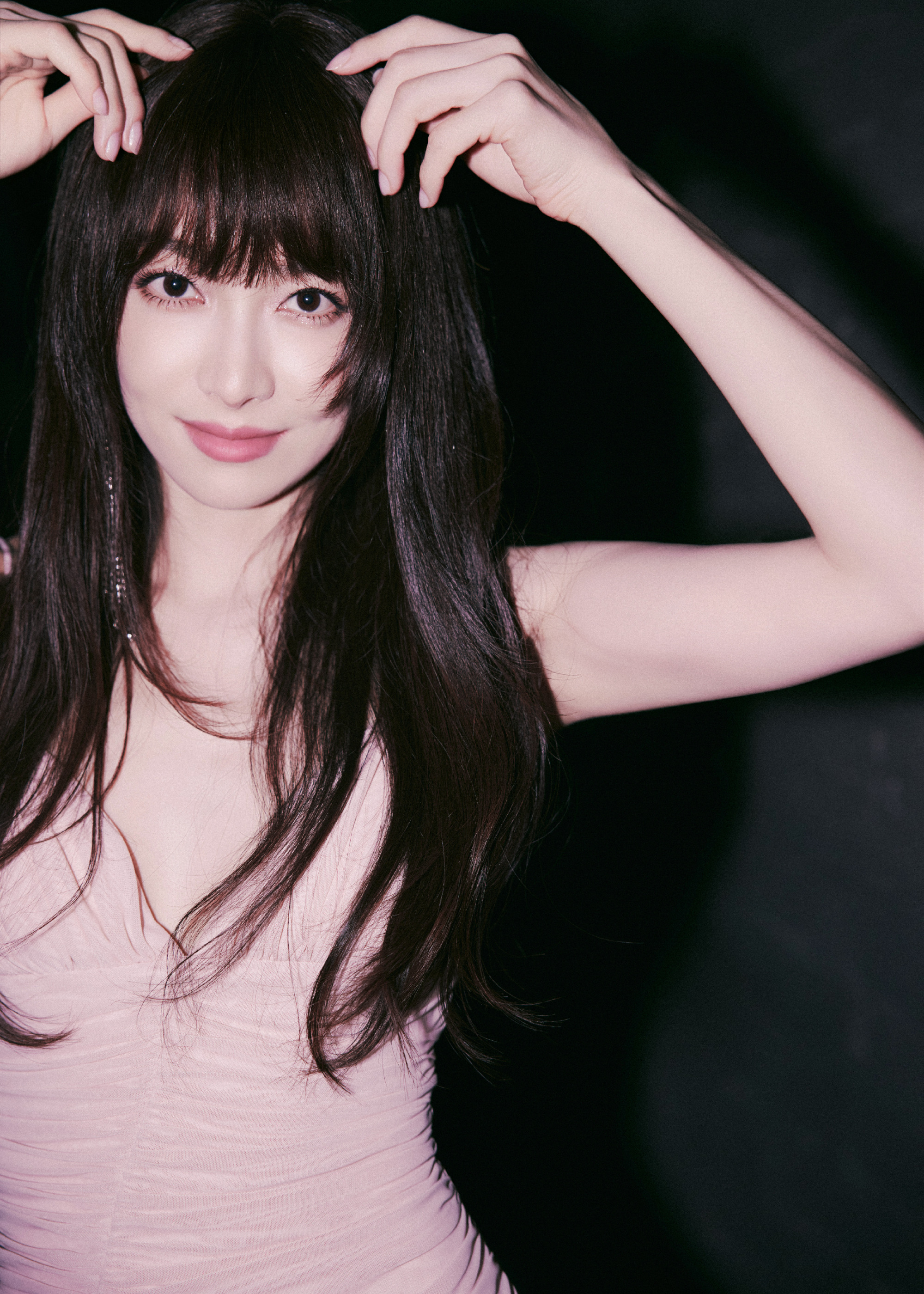 宋茜粉红抹胸连衣裙