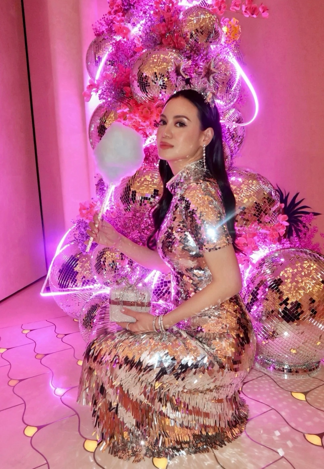 林恬儿出席徐子淇跨年派对，亲吻老公林正德脸颊，母女打扮闪亮