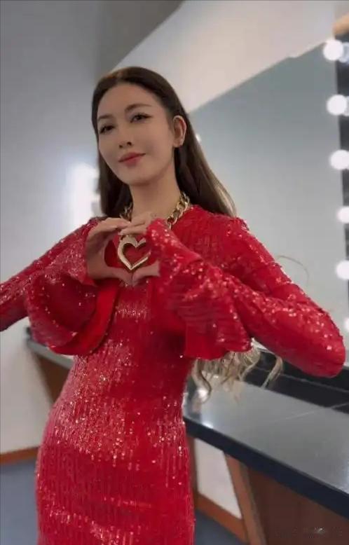 42岁香港女星生日获猛男庆生！曾与富商闪婚闪离，如今钟爱小鲜肉