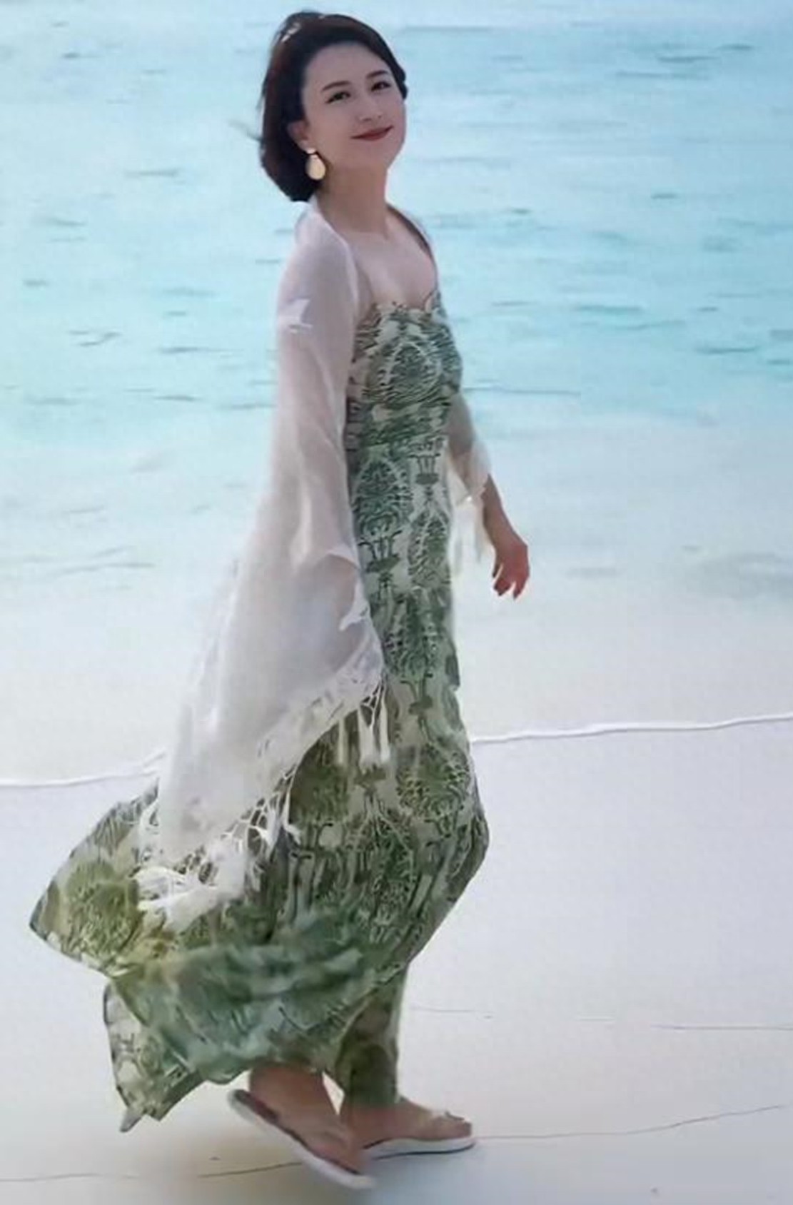 46岁张蕾晒海边度假照，穿吊带裙腋下管理的真好，获赞最美主持人