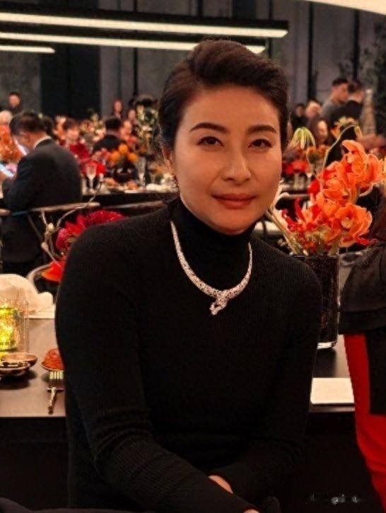 北京这一夜，郭晶晶用“全裹”造型，给了内娱女星一记优雅的耳光