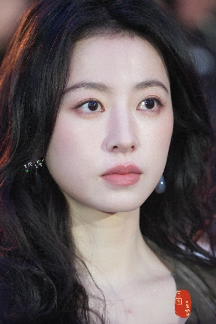 周雨彤推介发布会颜值暴击，吹弹可破的皮肤绝了