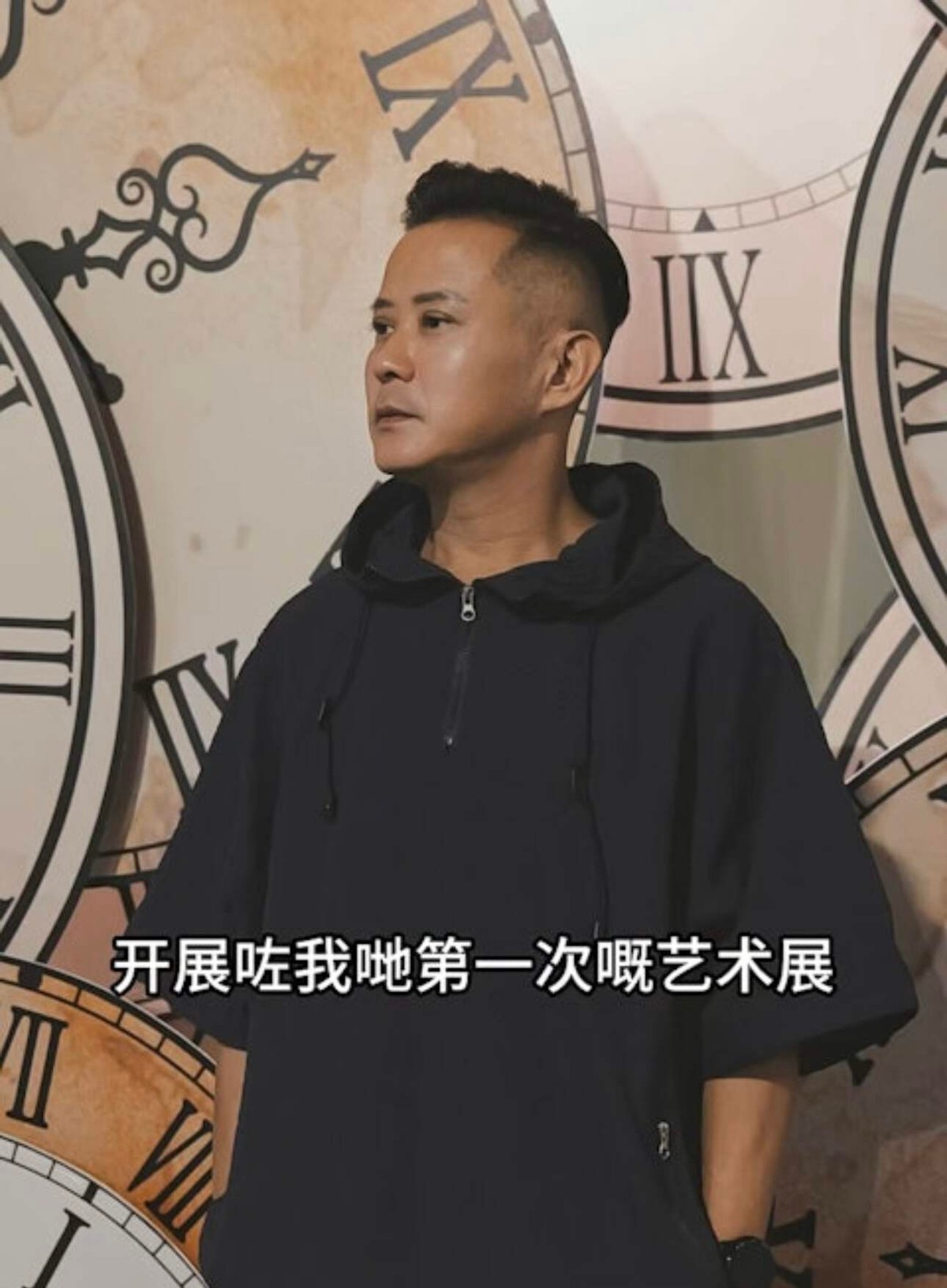 TVB绿叶王曾被嘲笑跑龙套，转行做直播，罕晒婚纱照感激太太包容