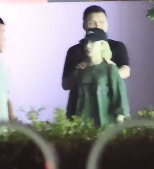 导演车澈与女星乃万拥抱被拍，街头小便引争议，李嘉格官宣已离婚