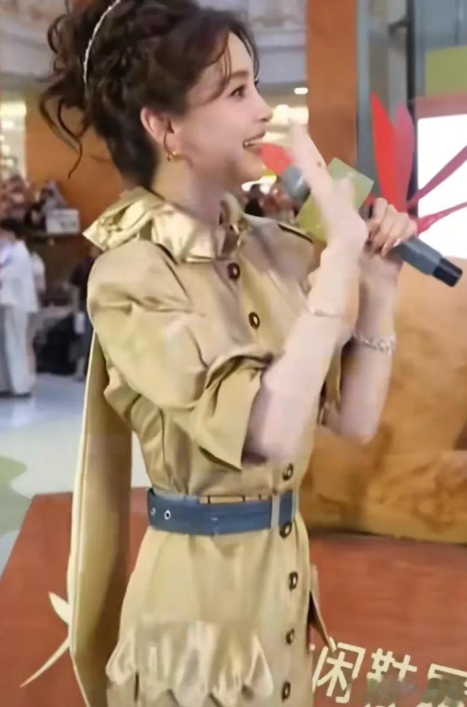 时隔两年重回内地的angelababy，不需要找角度，依旧美的很权威！