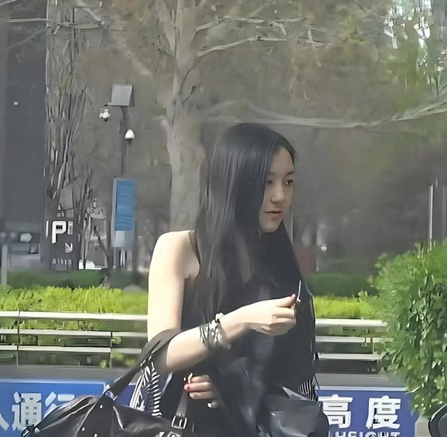 李嫣回国露面变化大，身高超170大长腿吸睛，打扮成熟自信张扬