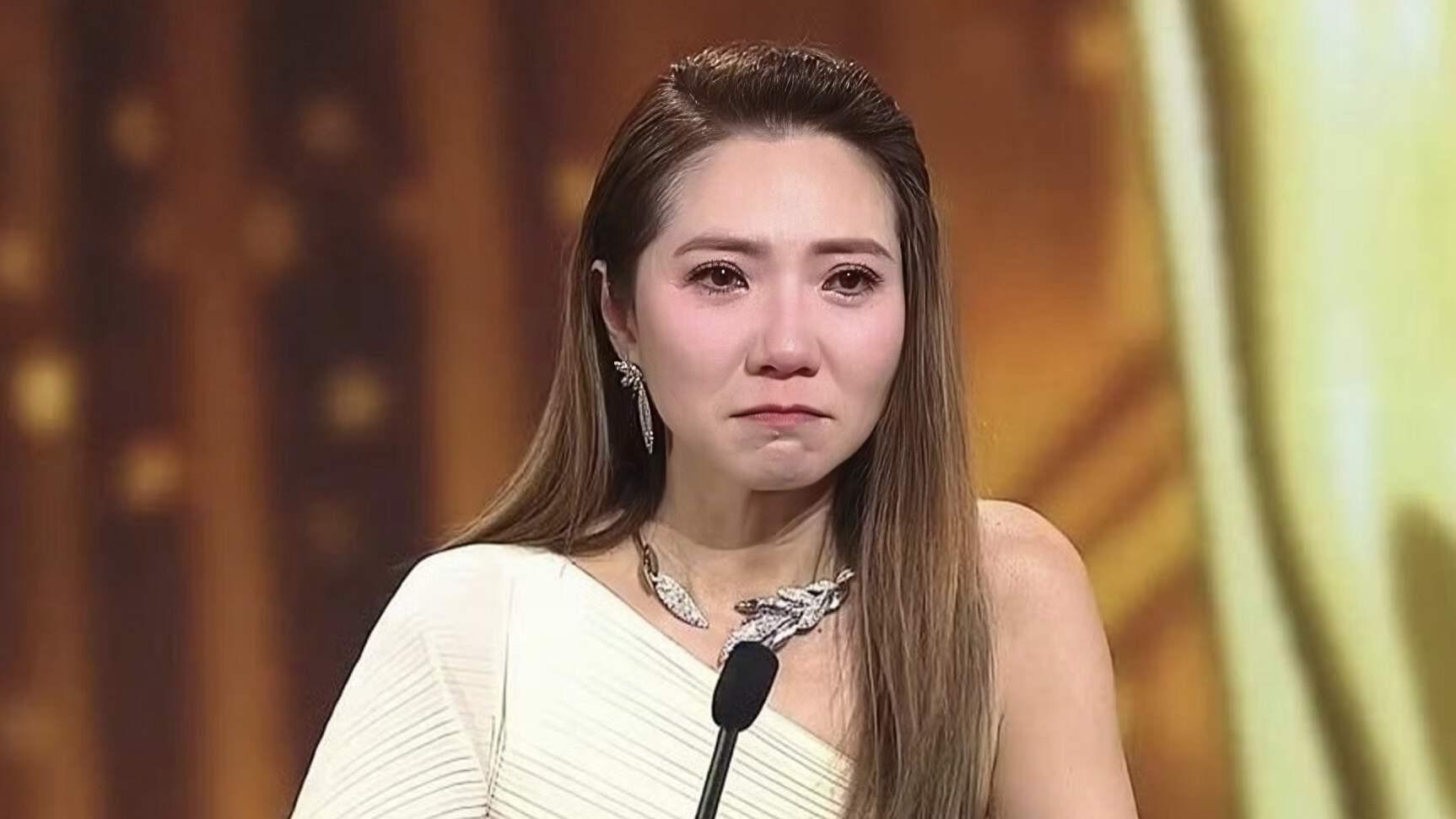 TVB知名女星获奖泪洒舞台，一度陷入经济困难，主动敲门求工作