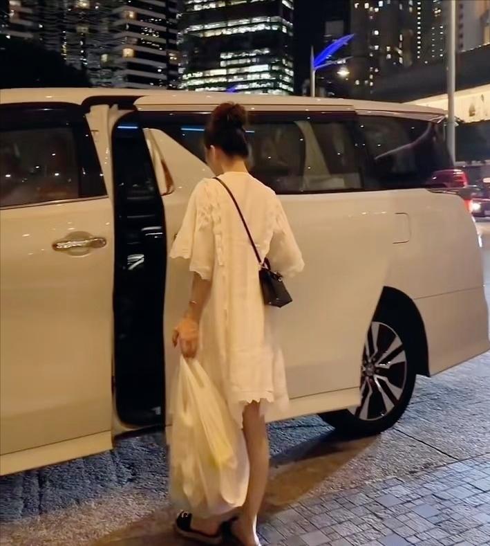 方媛挺大孕肚现身超市购物，独自一人专挑零食！保姆车在路边等候