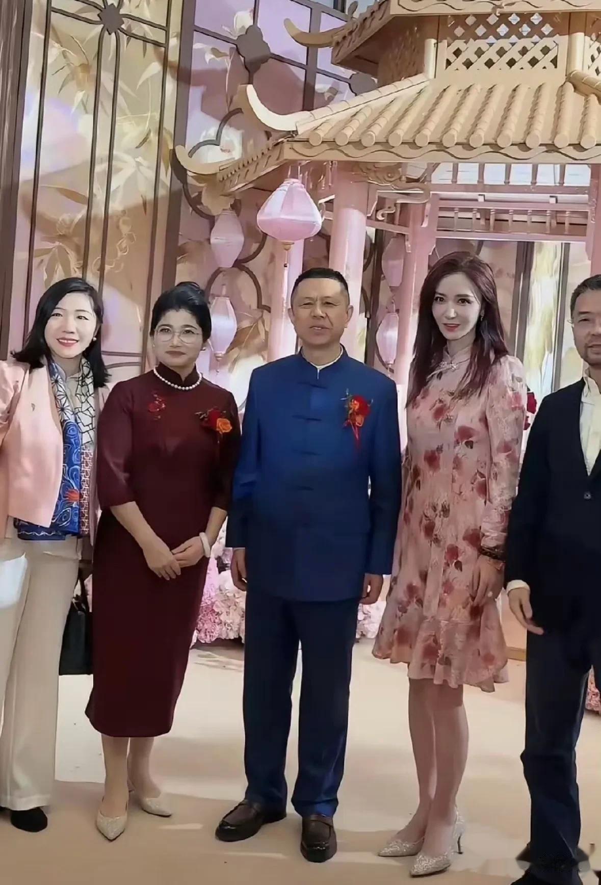 文咏珊产后首次亮相!现身霸王茶姬婚礼穿粉色旗袍,身材气质满分