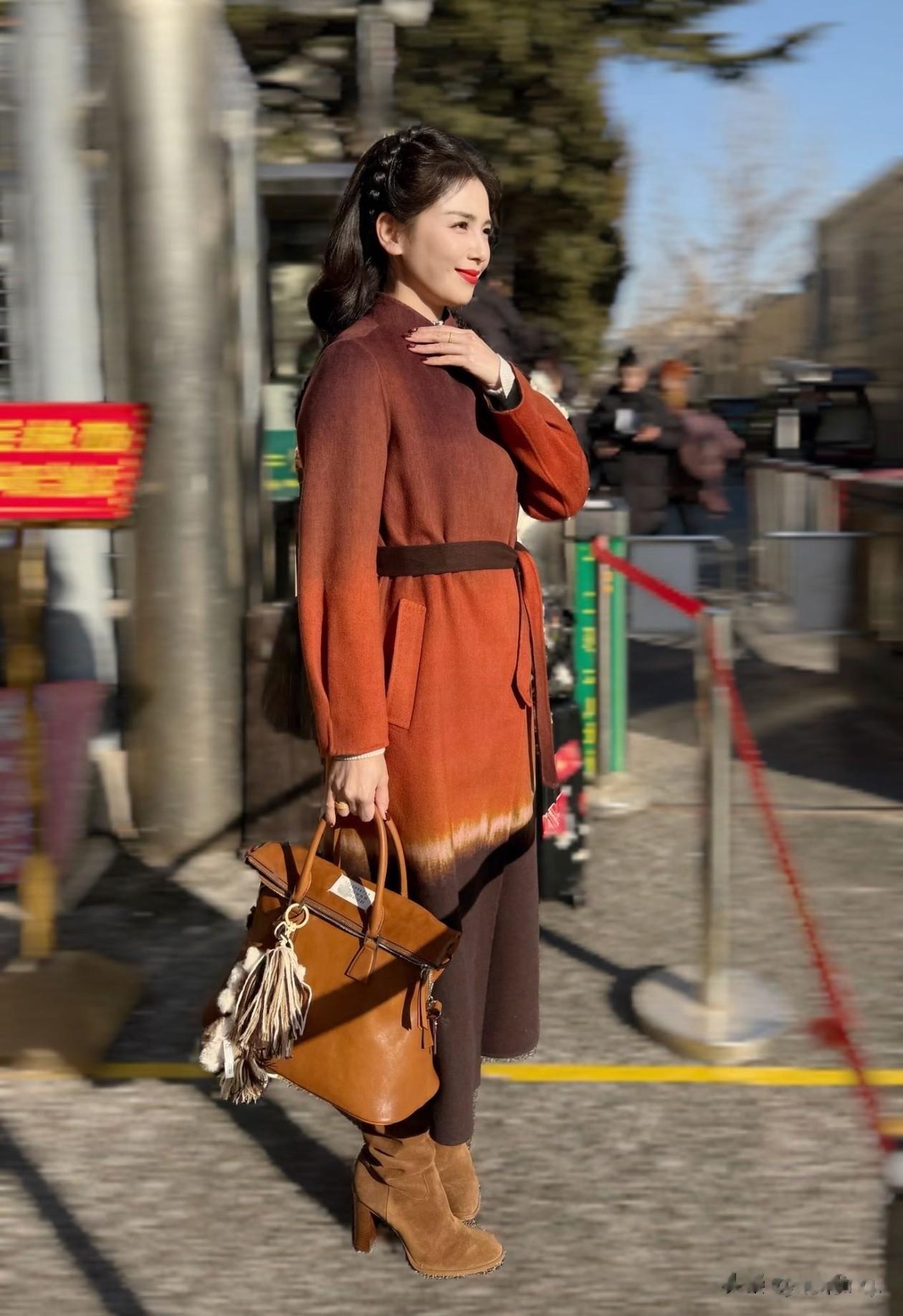 47岁刘涛最新穿搭:亮片西装外套+开叉裙,优雅干练,美得像27岁