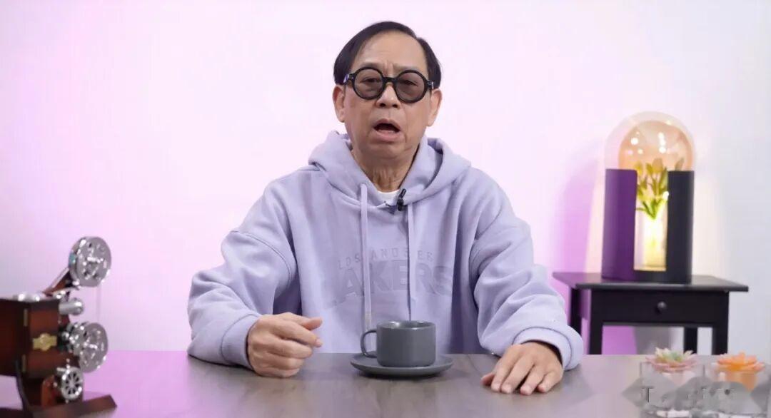 香港男星坐轮椅插管上台，为养啃老儿子拼命工作，去年曾入院病危