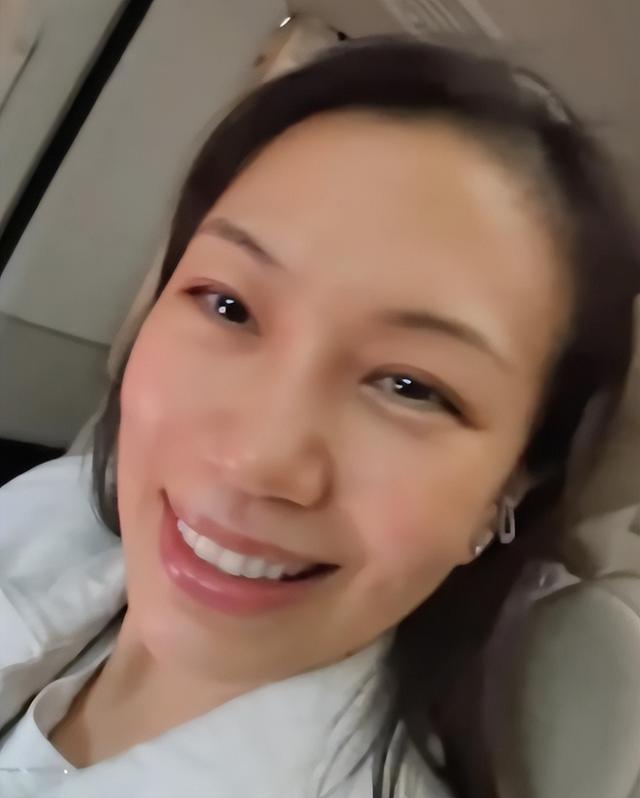 萧敬腾夫妻在苏州,突发暴雨被困车内,51岁林有慧皮肤紧致不显老