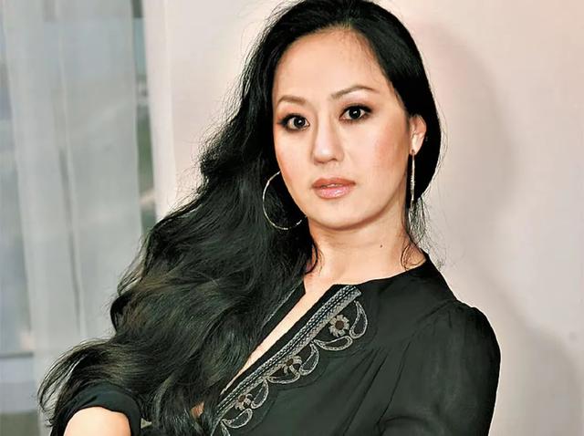 61岁章小蕙上海被偶遇,发量惊人,圆润不油腻,堪称微胖界天花板