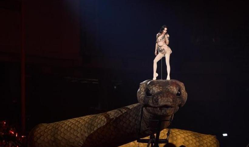 震撼到头皮发麻！蔡依林踩巨型机械蛇，全球网友集体破防