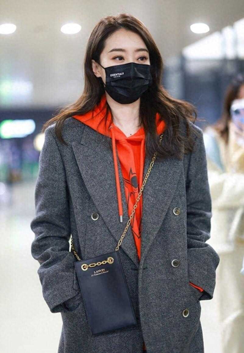 “张小斐”越看越好看，穿灰色大衣配红卫衣好高级，气质都升华了