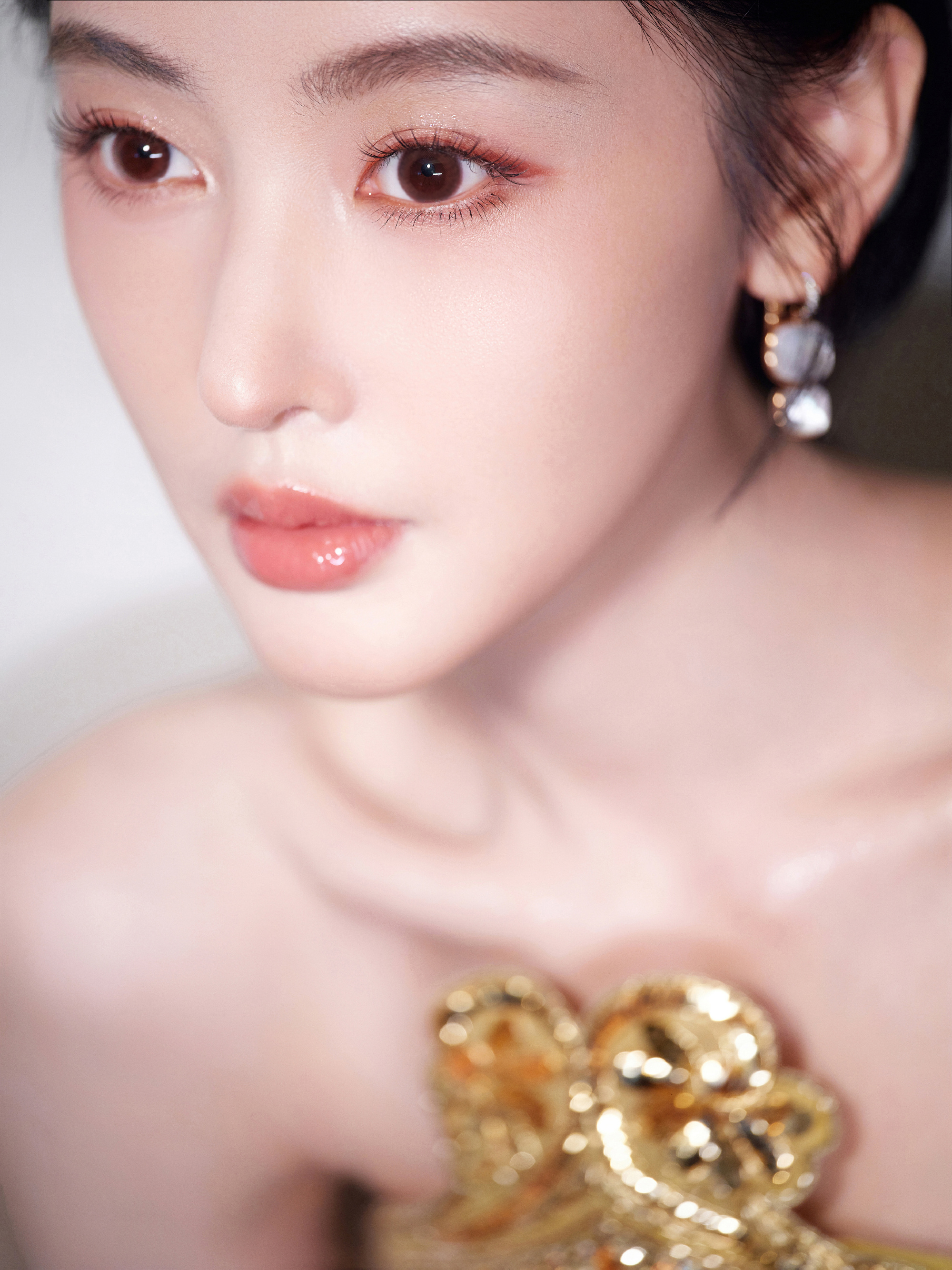 张天爱抹胸礼裙,轻透迷人的妆容绝美