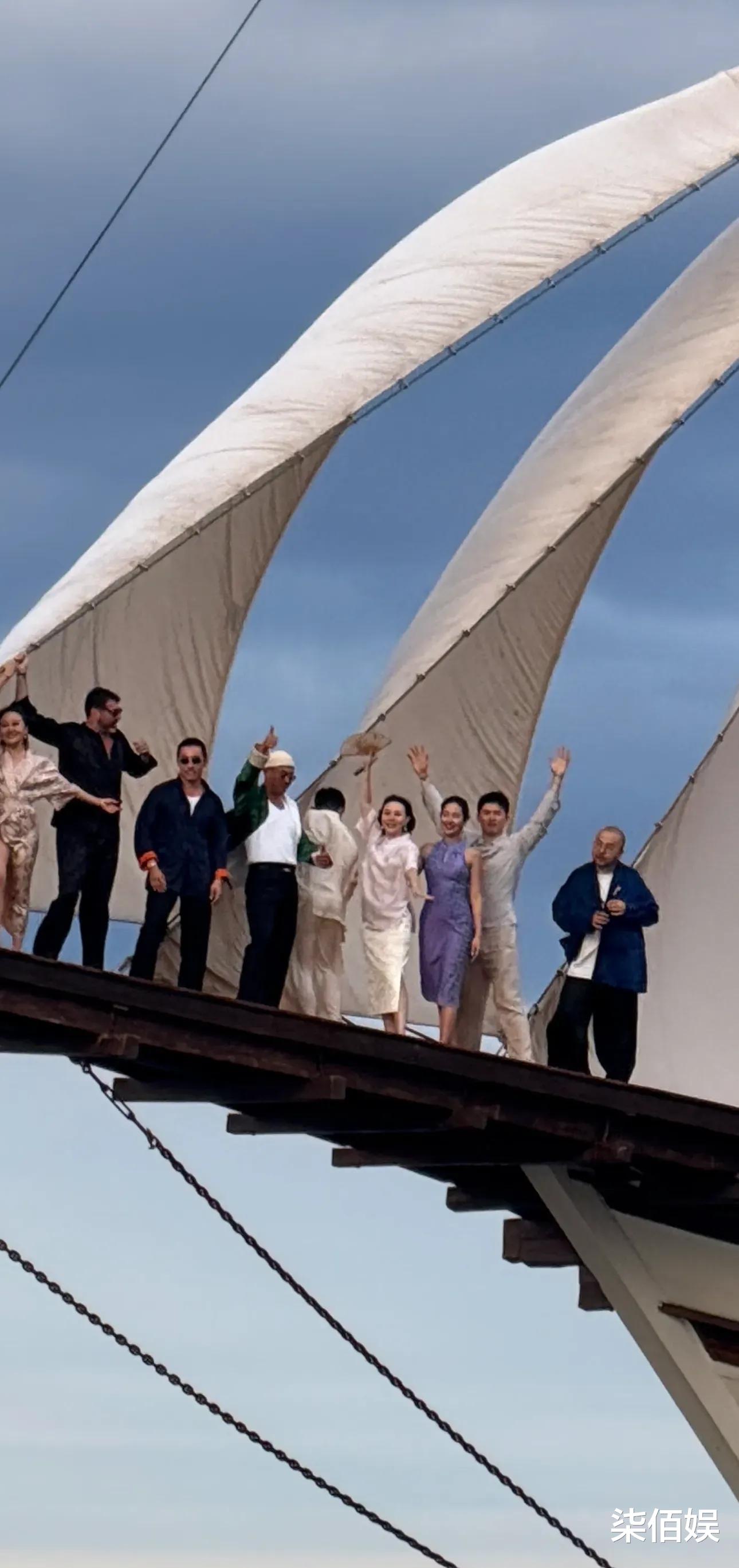 杨采钰晒夫妻合照正式官宣，男方只关注她一人，还花75万包下豪华游艇哄她开心