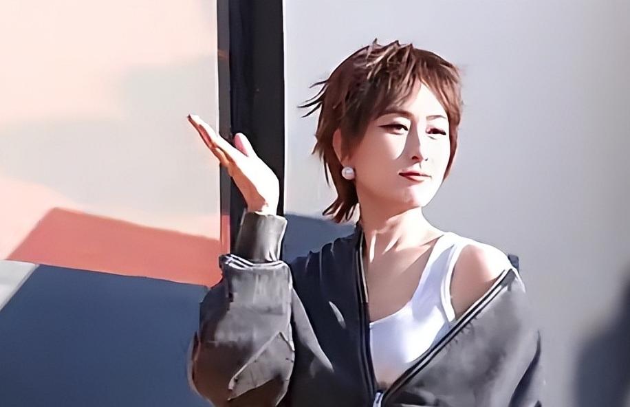 和孔令辉分手12年，被黑人驼肩上的马苏，终是为她的选择买了单