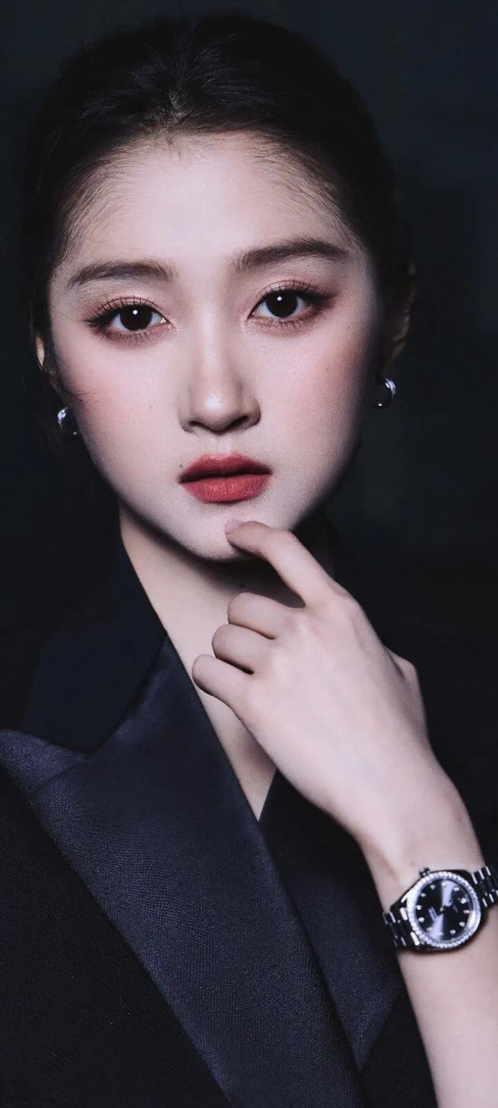 关晓彤颜值不算出众，但大长腿实力抢眼