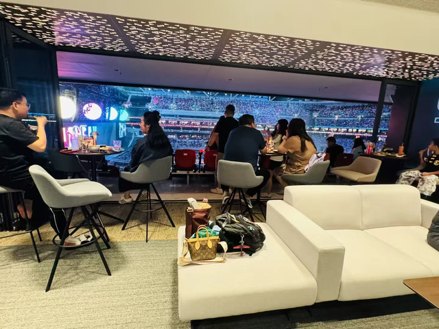 97岁李嘉诚看五月天演唱会,“自驾”电轮椅,头发眉毛都要掉光了