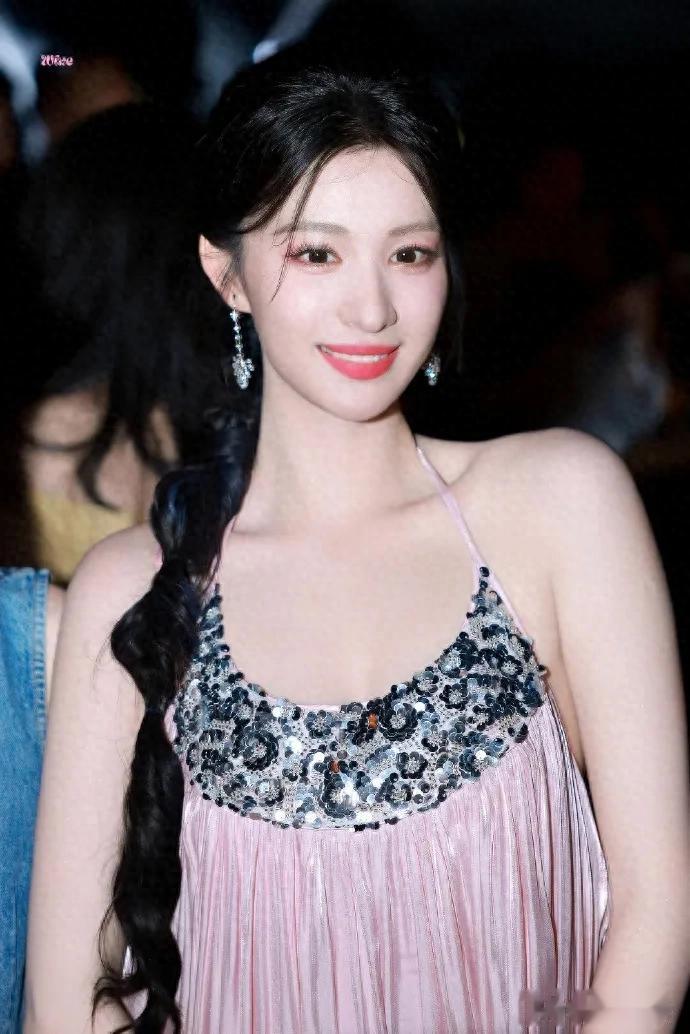 王楚然春晚彩排,打扮漂亮,像是画中仙子般迷人!