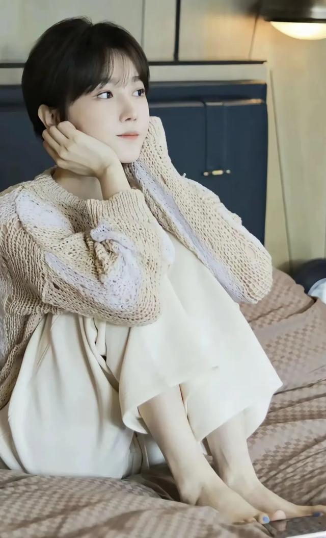 紧身肉色体操服下的陈小纭,一字马惊艳众人,美貌与实力并存