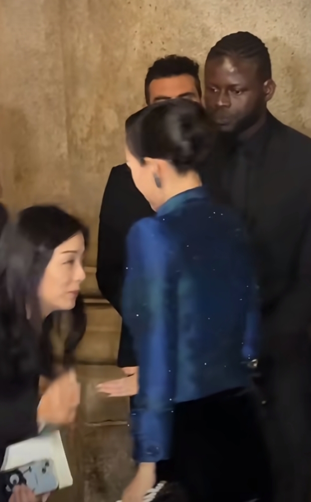 章子怡亮相米兰时装周,蓝色渐变刺绣外套搭盘发,美出新高度