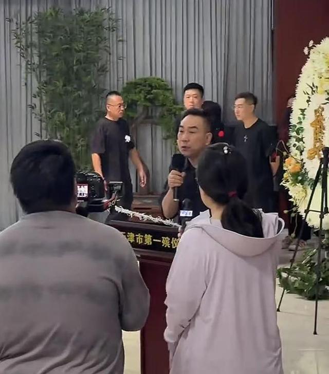 杨少华葬礼场面大！长子摔盆痛哭，长孙手捧遗像，杨议哽咽致词