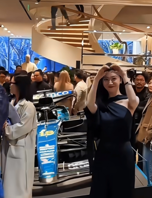 景甜亮相活动，一袭黑色礼服气场全开网友这才是真正的人间富贵花