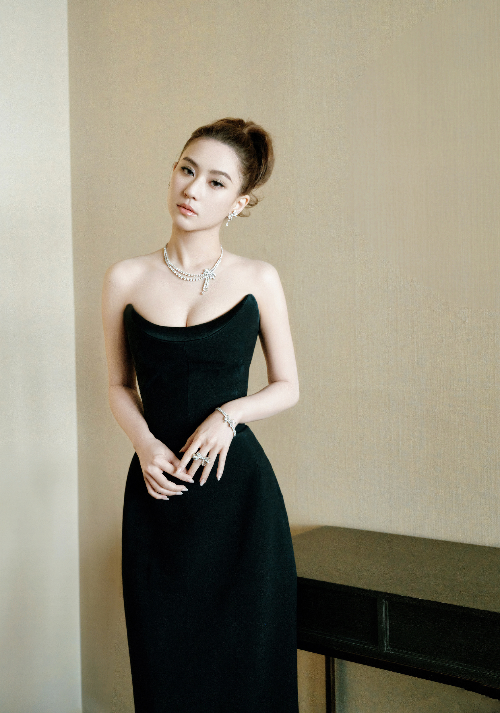 何超莲，富有且慷慨