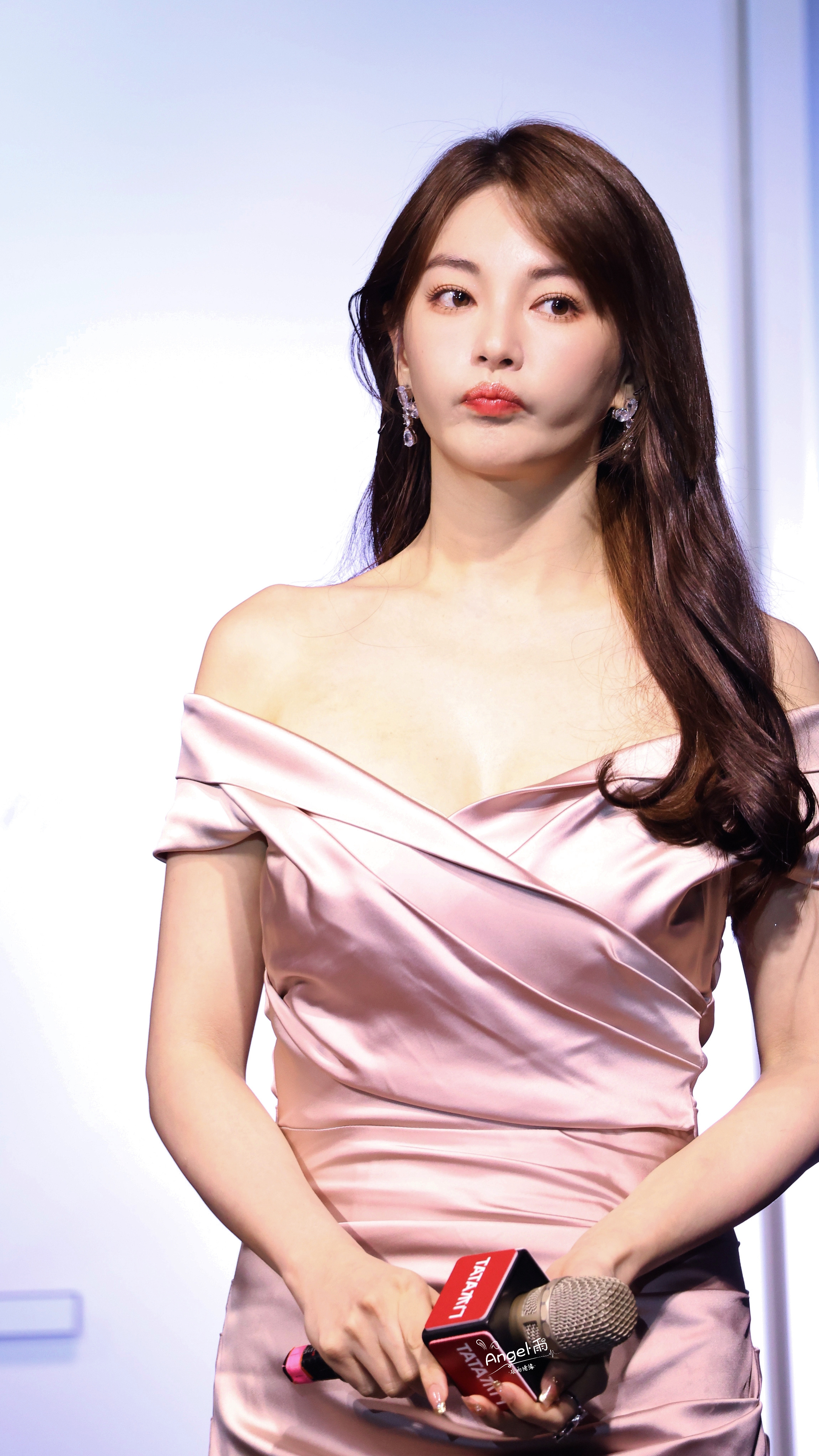 张雨绮嘟嘴，温柔下来也是当之无愧的女神