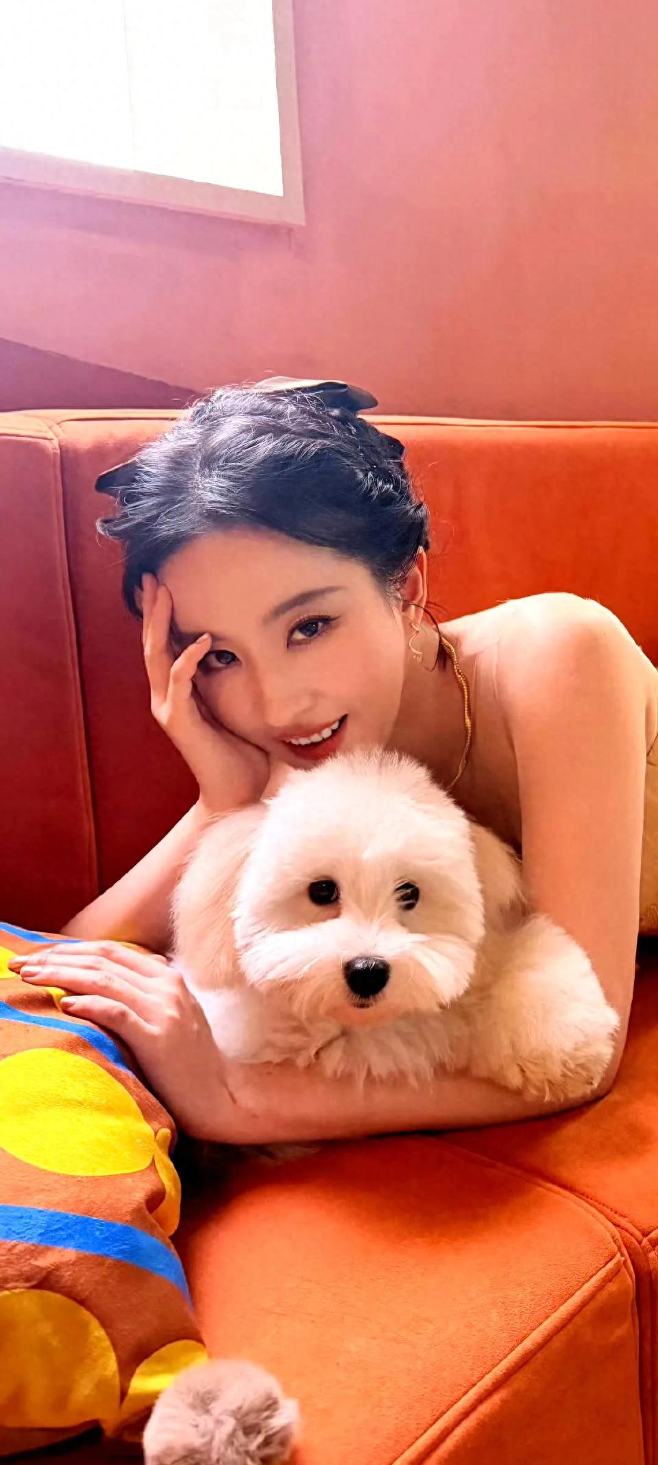 刘亦菲抱着小狗也太甜了吧