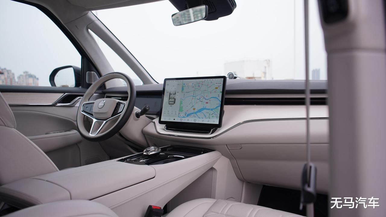 试驾沃尔沃EM90:真能做到埃尔法平替吗?