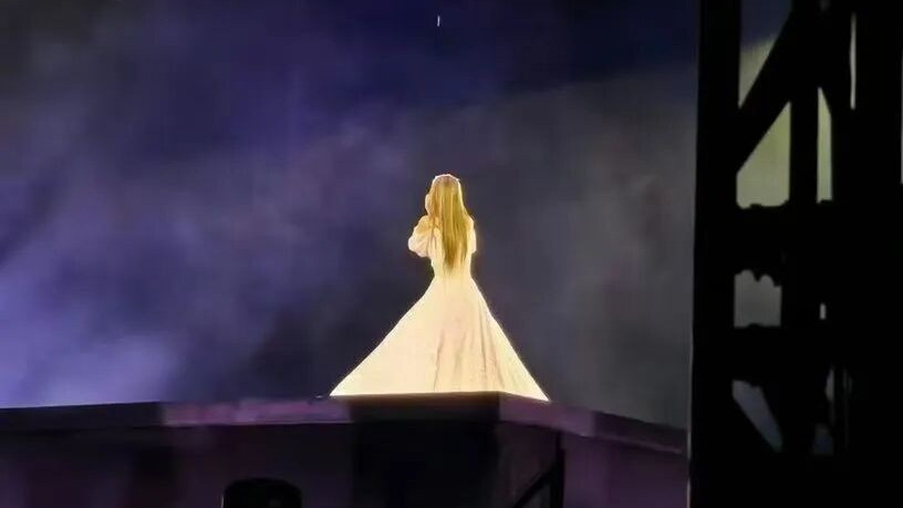 当演唱会取消时，她用3小时空馆演唱震撼全网