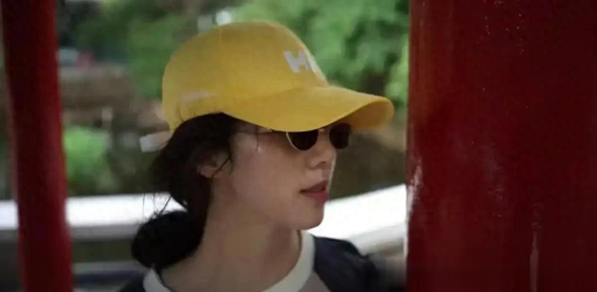 孙莉晒与俩儿女合影，11岁多妹穿搭时尚身高优越，弟弟也长大了