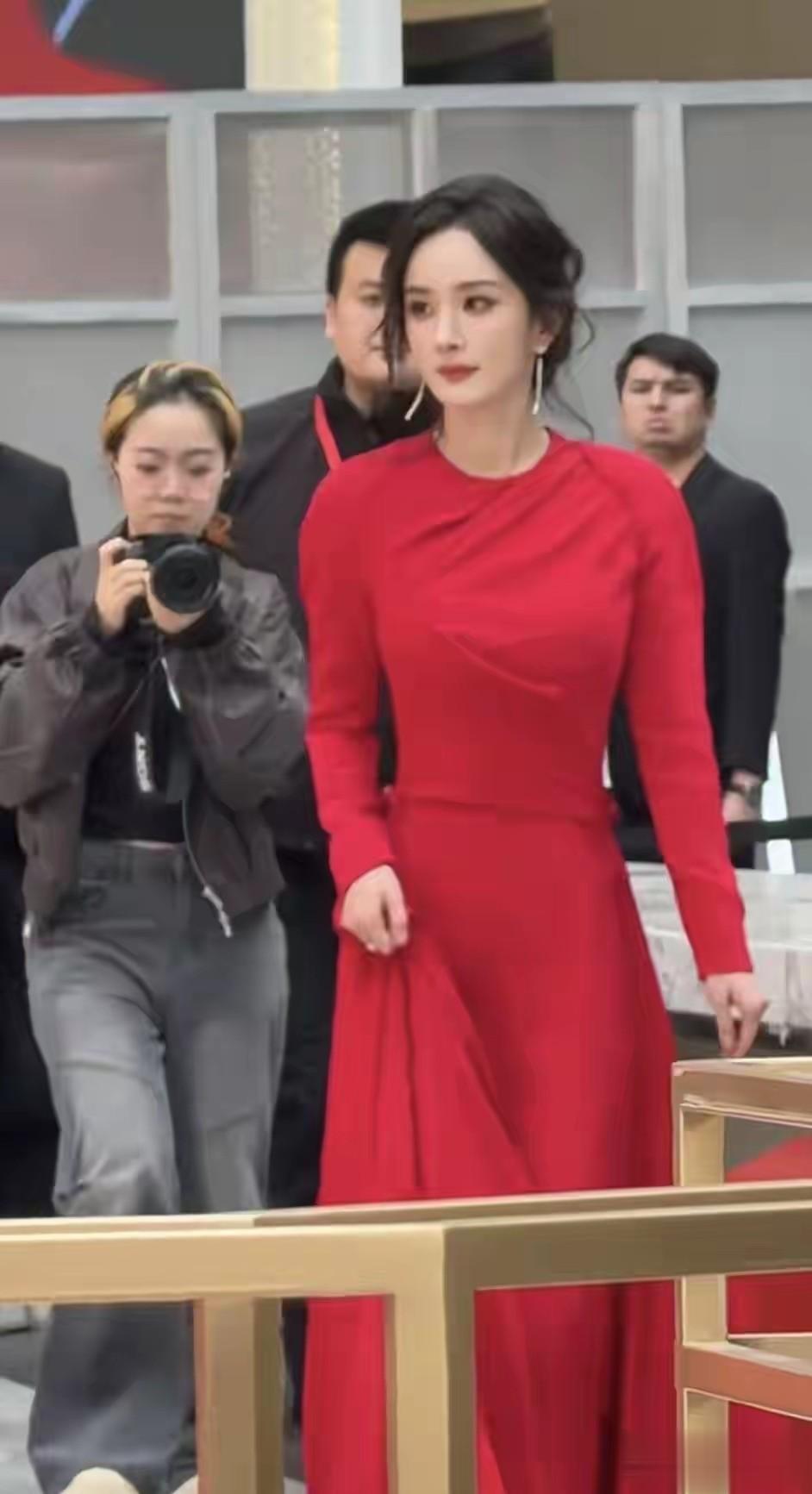 杨幂一袭红裙现身深圳，妈咪级别颜值封神，路人看呆直拍