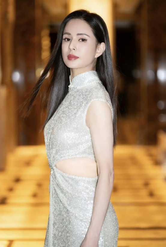 TVB前知名女星为渣男隐退8年,主动求婚两次被拒,为男方还上亿债