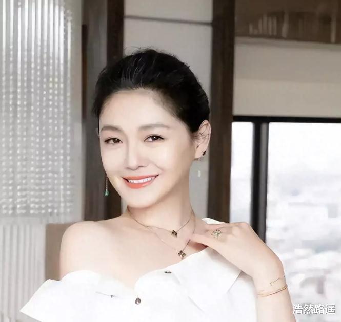 小杨阿姨被辞退由男保姆照顾,儿子迷恋看平板玩游戏,不愿接近汪小菲